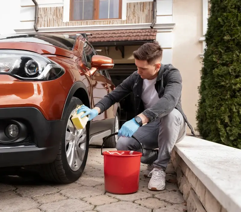 Lavage auto à domicile Maisoncelles-du-Maine : professionnel intervenant sur un véhicule